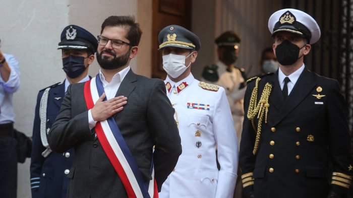 Presidente Gabriel Boric se emociona al recibir honores en su llegada a la Moneda