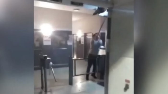 Hombre destruyó conserjería de edificio en Estación Central: Lo acusan de xenofobia