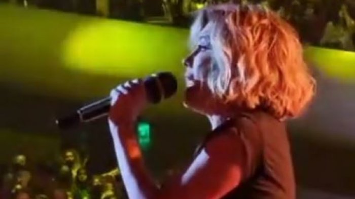 ¡Qué bochorno!: Cantante mexicana se lanzó al público en pleno concierto y nadie la agarró