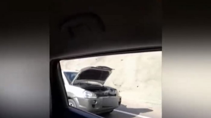 Graban a conductora que transitaba con el capó abierto en plena carretera de Iquique