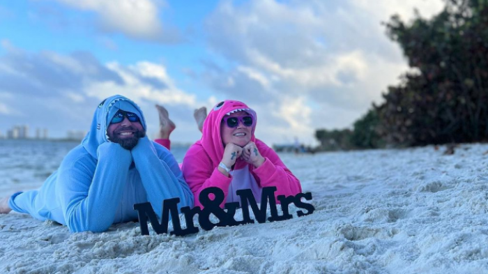 Pareja gastó $80 mil en la celebración de su matrimonio: Dieron el sí disfrazados de tiburón