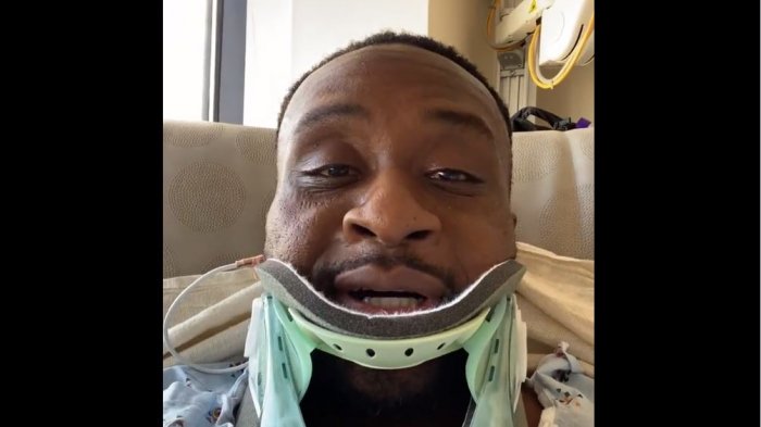 Luchador de la WWE sufre escalofriante lesión en el cuello en pleno combate: Tuvo que ser retirado en camilla