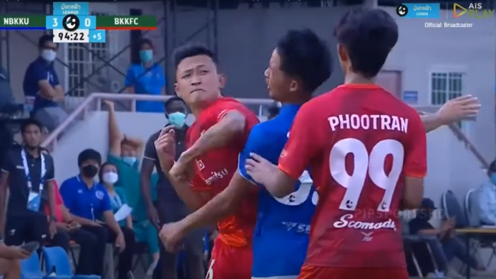 Brutal codazo en liga asiática terminó con futbolista despedido: Víctima quedó con 24 puntos