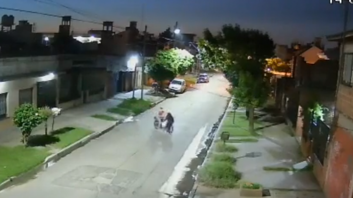Video: Asaltante volvió a lugar donde robó a mujer y vecinos lo detuvieron a golpes