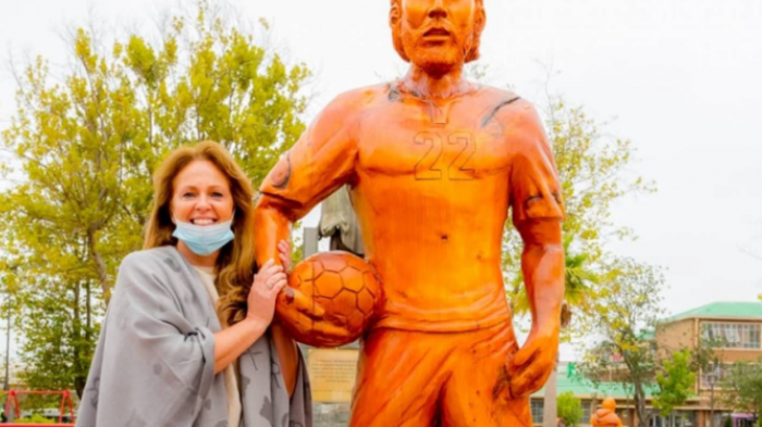 Paseo en Penco: Mamá de Ben Brereton recorrió su ciudad natal y conoció estatua en honor al futbolista