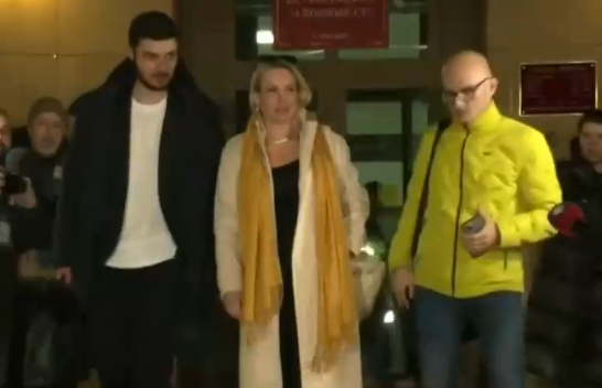 Francia ofrece protección a periodista rusa que protestó en vivo contra la guerra