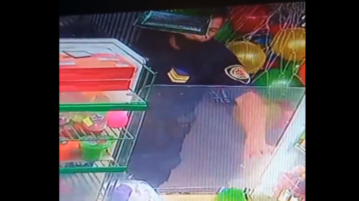 Policía jubilado reestrenó su uniforme para robar muñeco de Dragon Ball Z en un kiosco