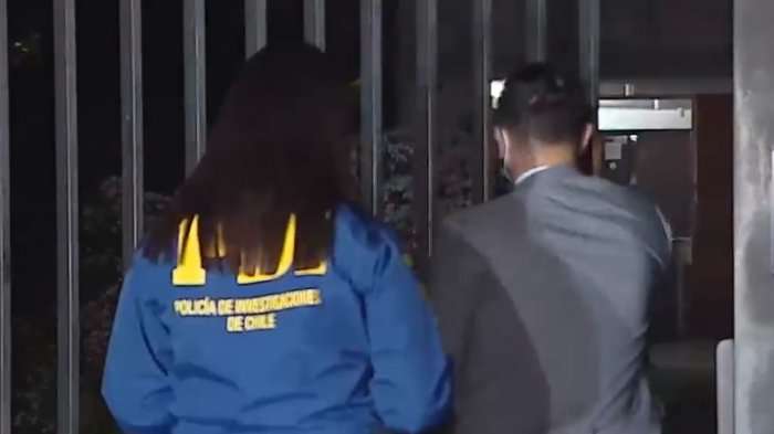 Sujetos escalaron edificio y maniataron a las víctimas: Roban a familia de ex comandante en jefe de la Fach