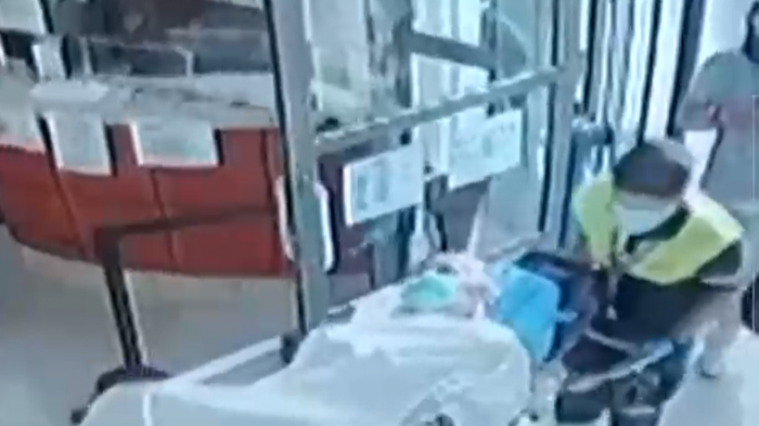 Acusan negligencia: Paciente de 89 años cae de camilla tras ser dado de alta