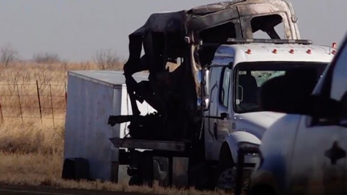 Niño de 13 años conducía camión y chocó contra una camioneta: Él, su padre y 7 personas murieron