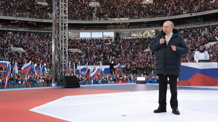 “Por un mundo sin nazis”: Vladimir Putin es ovacionado por 200 mil rusos que apoyan la operación militar en Ucrania
