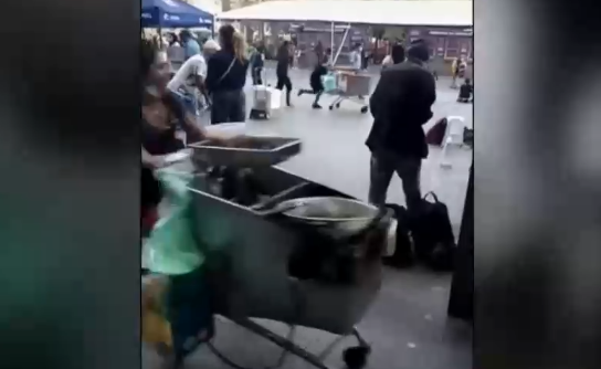 Evitaron fiscalización: Peligrosa carrera de vendedores ambulantes con aceite caliente en sus carritos de comida