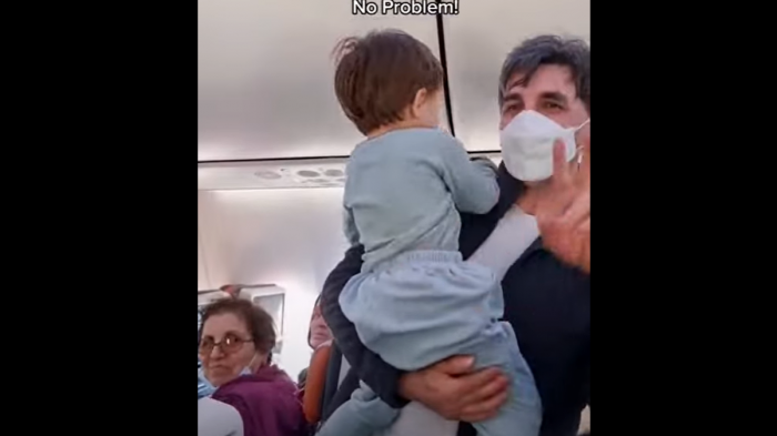 Guagua no paraba de llorar en un avión hasta que pasajeros corearon 