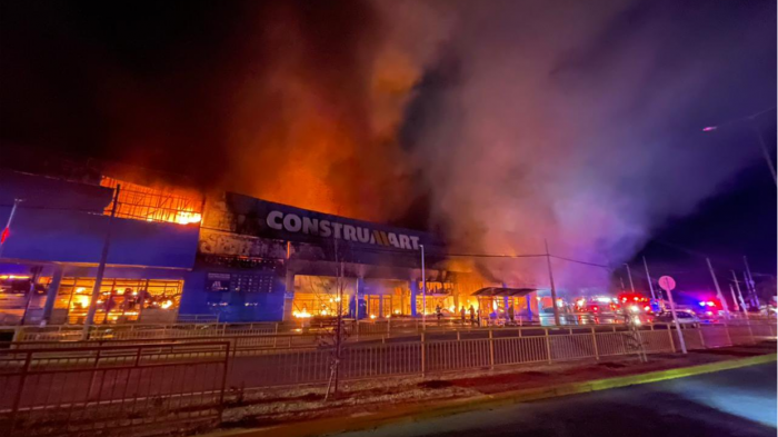Gigantesco incendio consumió ocho viviendas y locales comerciales en Curicó