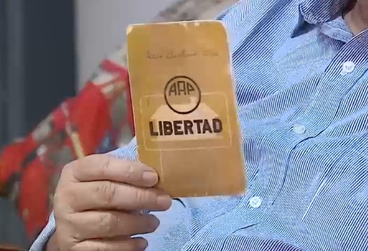Hombre hereda mil millones de pesos tras encontrar libreta de ahorros de su padre