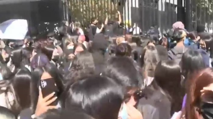 Grupo de secundarias protestan fuera del Instituto Nacional por denuncias de acoso
