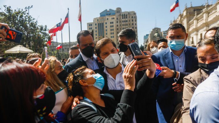 Conversó con la gente: Pdte. Boric rompió protocolo y salió caminando del estacionamiento de La Moneda