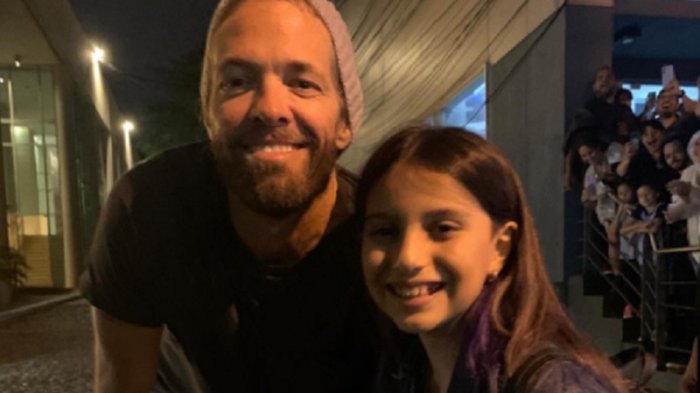 Sueño cumplido: Niña pudo conocer a baterista de Foo Fighters tras ponerse a tocar frente a su hotel