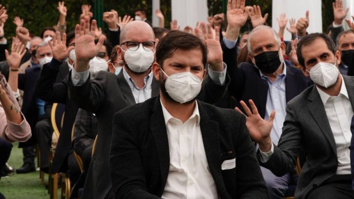 Pdte. Boric lideró primera cumbre oficialista: Citó a ministros y bancadas parlamentarias en Cerro Castillo