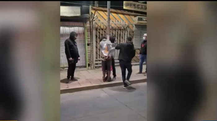 Nueva detención ciudadana: Locatarios de Lampa amarraron a dos delincuentes a un poste tras sorprenderlos robando