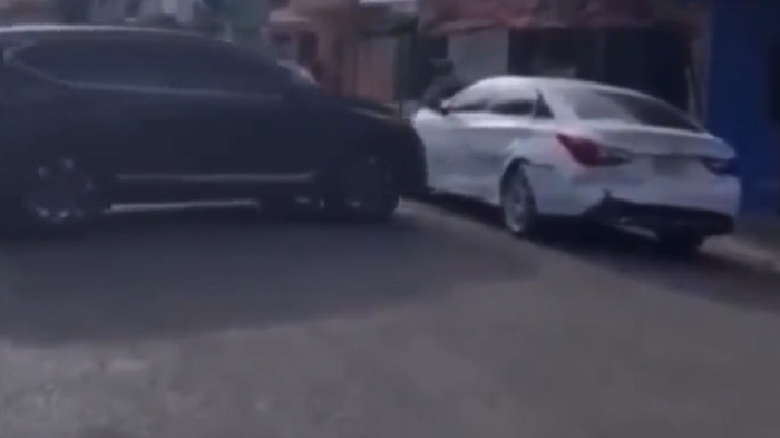 Lo arrolló con todo: Mujer embiste el vehículo de su marido tras enterarse que le estaba siendo infiel