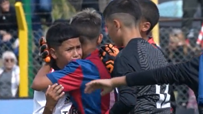 Héroes: Niño llora desconsoladamente tras perder partido de fútbol y fue abrazado por los propios rivales