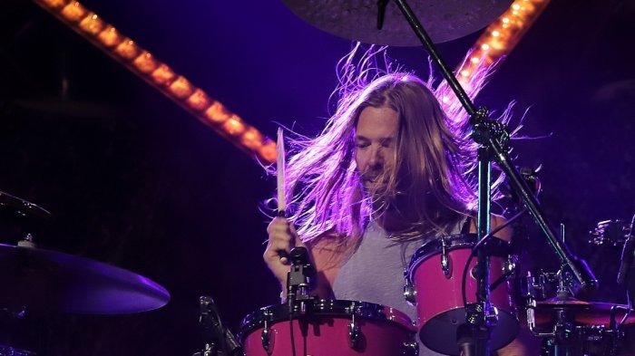 A sólo días de tocar en Chile: Taylor Hawkins, baterista de Foo Fighters, muere en medio de gira por Sudamérica