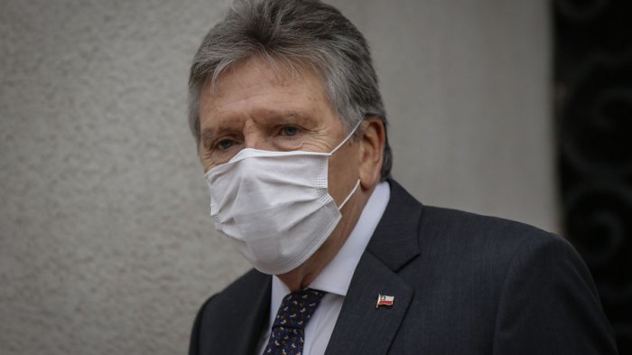 Ex ministro Alberto Espina fue hospitalizado de urgencia tras sufrir un ataque cerebrovascular