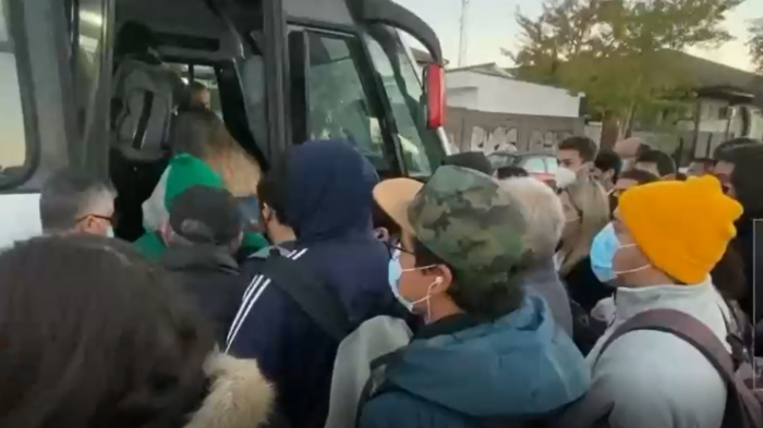 Largas esperas y micros llenas: Pasajeros denuncian un verdadero caos para tomar buses interurbanos