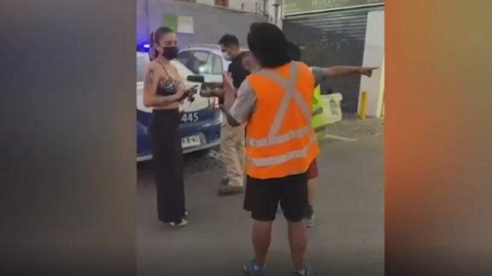 Cobraban $2 mil por vehículo: Cuidadores de autos amenazan a conductora que no quiso pagar estacionamiento