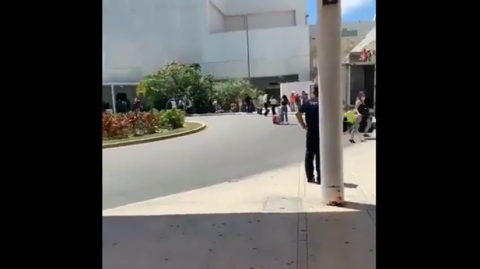 [VIDEO] Registran disparos en el Aeropuerto Internacional de Cancún