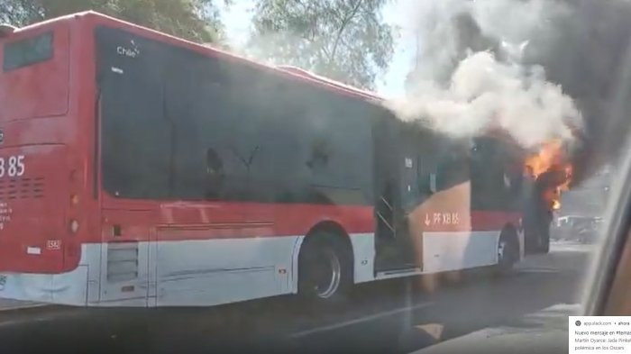 Registran bus quemándose en plena rotonda Grecia