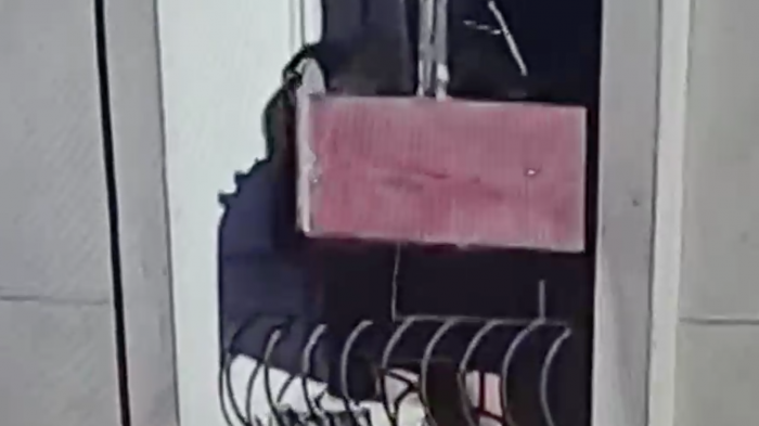 Videos muestran a jóvenes tirando muebles desde departamento: Habrían agredido a residentes