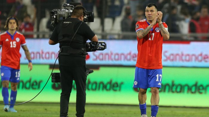 El llanto de Medel tras quedar fuera de Qatar: Descartó dejar La Roja y aseguró que 