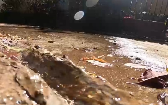 Escasas sanciones: Alerta por grave desperdicio de agua en comunas de la Región Metropolitana