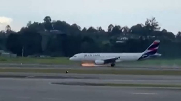 Graban aterrizaje de emergencia que alertó a pasajeros de un avión Latam en Colombia