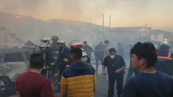Incendio en cerro San Roque de Valparaíso dejó dos desaparecidos y consumió 10 viviendas