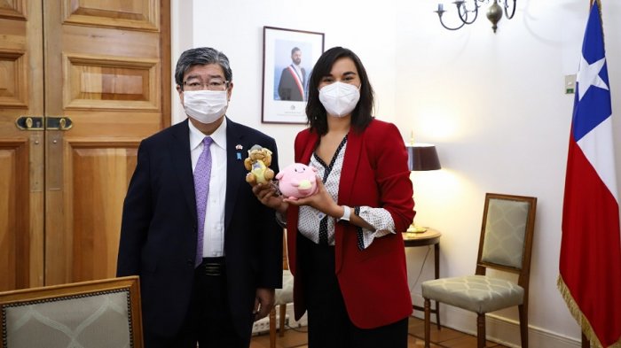 “No tengo uno, sino dos pokemones”: Ministra Siches recibe particular regalo de parte de embajador japonés