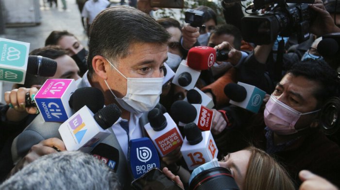 Ex comandante Martínez quedó detenido provisoriamente tras guardar silencio