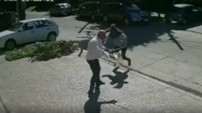 Delincuente salió arrancando: Adulto mayor repelió un asalto con un palo de escoba