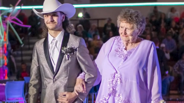 Emotivo momento: Joven asiste a su baile de graduación acompañado por su bisabuela de 92 años