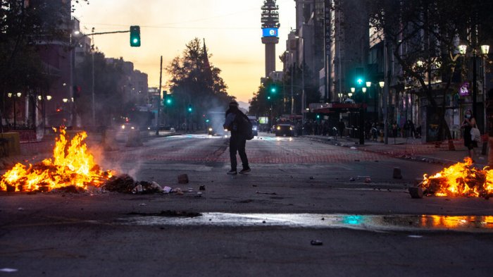 Mujer fue atropellada por vehículo de Carabineros en medio de protestas en Plaza Italia