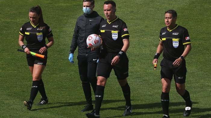 Árbitros del fútbol chileno resuelven paralizar las actividades tras masivo despido de jueces