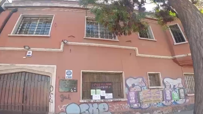 Se toman histórica casona de la Teletón a 150 metros de la casa del presidente Gabriel Boric