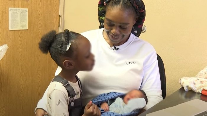 Mujer pensó que estaba enferma del estómago, fue al baño y dio a luz a su hijo en un hotel