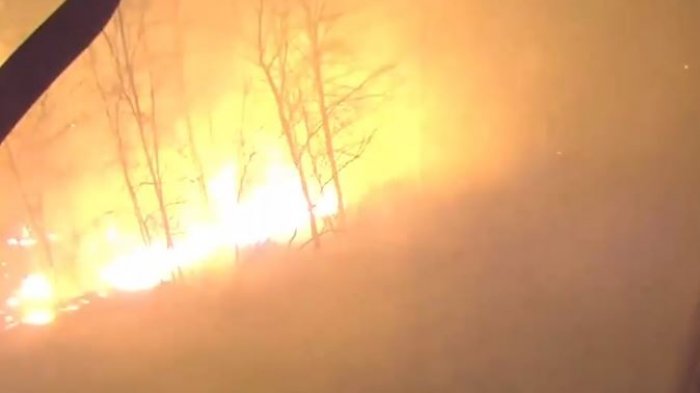 Las devastadoras imágenes del incendio que arrasó con casas en EE.UU.