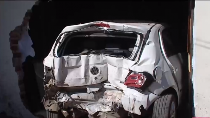 Auto se incrustó en el dormitorio de una casa tras choque de un conductor en estado de ebriedad