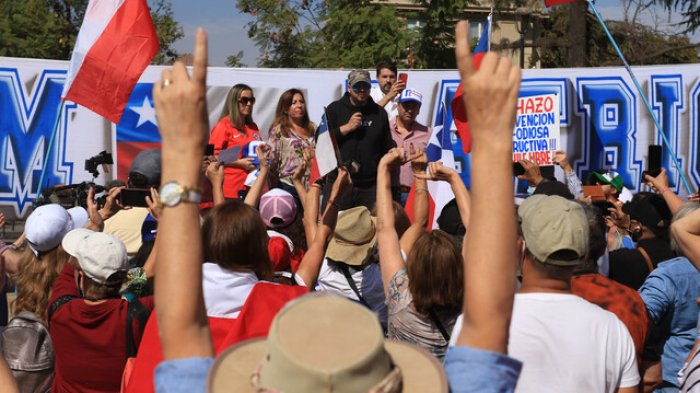Liderada por Pancho Malo y Johannes Kaiser: Realizan la primera manifestación por el Rechazo en Providencia