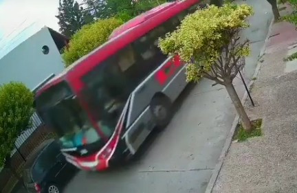 Niño de 12 años robó micro, manejó por 30 cuadras y chocó dos autos: Su padre dormía una siesta