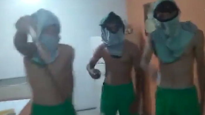 Con cuchillos y un arma de fuego: La impactante amenaza de barras bravas a un jugador de fútbol argentino